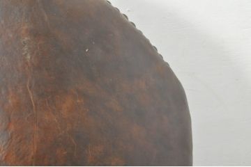 古い時代の本革(レザー)の風合いと鋲打ちデザインが素敵な1Pクラブソファ(アームソファ、一人掛けソファ、サロンチェア、イージーチェア、椅子、イス)(R-079938)