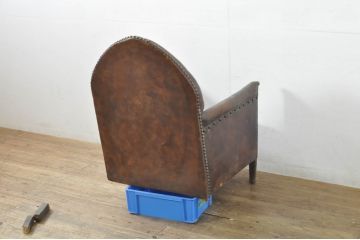 古い時代の本革(レザー)の風合いと鋲打ちデザインが素敵な1Pクラブソファ(アームソファ、一人掛けソファ、サロンチェア、イージーチェア、椅子、イス)(R-079938)