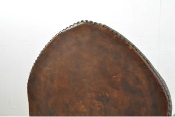 古い時代の本革(レザー)の風合いと鋲打ちデザインが素敵な1Pクラブソファ(アームソファ、一人掛けソファ、サロンチェア、イージーチェア、椅子、イス)(R-079938)
