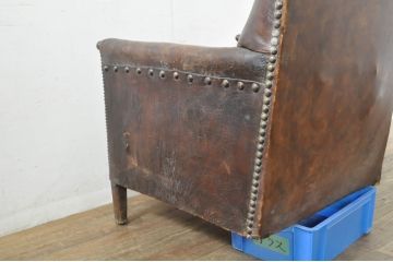 古い時代の本革(レザー)の風合いと鋲打ちデザインが素敵な1Pクラブソファ(アームソファ、一人掛けソファ、サロンチェア、イージーチェア、椅子、イス)(R-079938)