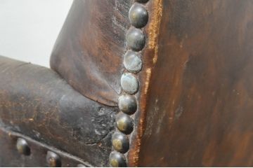 古い時代の本革(レザー)の風合いと鋲打ちデザインが素敵な1Pクラブソファ(アームソファ、一人掛けソファ、サロンチェア、イージーチェア、椅子、イス)(R-079938)