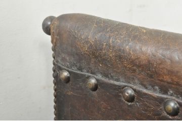 古い時代の本革(レザー)の風合いと鋲打ちデザインが素敵な1Pクラブソファ(アームソファ、一人掛けソファ、サロンチェア、イージーチェア、椅子、イス)(R-079938)