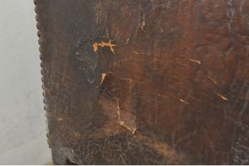 古い時代の本革(レザー)の風合いと鋲打ちデザインが素敵な1Pクラブソファ(アームソファ、一人掛けソファ、サロンチェア、イージーチェア、椅子、イス)(R-079938)