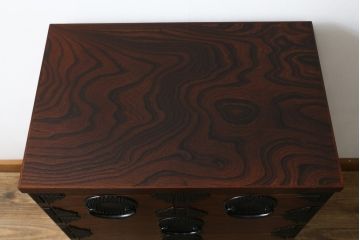 中古　美品　岩谷堂箪笥　黒々としたあられ金具と美しい木目が魅力的な立長衣装箪笥(和たんす、衣装タンス、収納箪笥、整理箪笥、引き出し、サイドチェスト)(R-079945)