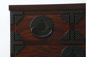中古　美品　岩谷堂箪笥　黒々としたあられ金具と美しい木目が魅力的な立長衣装箪笥(和たんす、衣装タンス、収納箪笥、整理箪笥、引き出し、サイドチェスト)(R-079945)