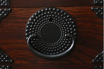 中古　美品　岩谷堂箪笥　黒々としたあられ金具と美しい木目が魅力的な立長衣装箪笥(和たんす、衣装タンス、収納箪笥、整理箪笥、引き出し、サイドチェスト)(R-079945)