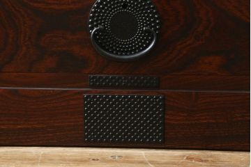 中古　美品　岩谷堂箪笥　黒々としたあられ金具と美しい木目が魅力的な立長衣装箪笥(和たんす、衣装タンス、収納箪笥、整理箪笥、引き出し、サイドチェスト)(R-079945)