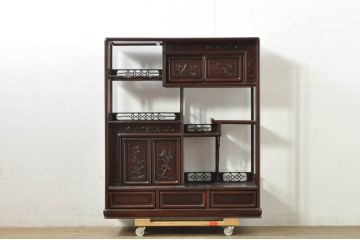 和製ビンテージ　指物家具　紫檀(シタン)材　梅に鶯(ウグイス)の彫刻と透かし彫りが素敵な漆塗りの茶棚(飾り棚、違い棚、収納棚、戸棚、ヴィンテージ)(R-079946)
