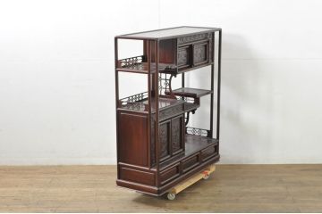 和製ビンテージ　指物家具　紫檀(シタン)材　梅に鶯(ウグイス)の彫刻と透かし彫りが素敵な漆塗りの茶棚(飾り棚、違い棚、収納棚、戸棚、ヴィンテージ)(R-079946)