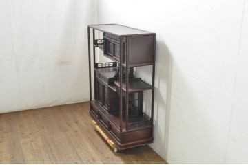 和製ビンテージ　指物家具　紫檀(シタン)材　梅に鶯(ウグイス)の彫刻と透かし彫りが素敵な漆塗りの茶棚(飾り棚、違い棚、収納棚、戸棚、ヴィンテージ)(R-079946)
