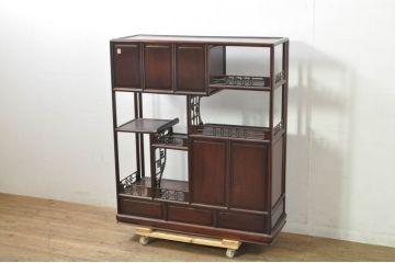 和製ビンテージ　指物家具　紫檀(シタン)材　梅に鶯(ウグイス)の彫刻と透かし彫りが素敵な漆塗りの茶棚(飾り棚、違い棚、収納棚、戸棚、ヴィンテージ)(R-079946)