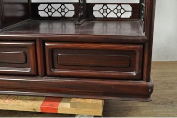 和製ビンテージ　指物家具　紫檀(シタン)材　梅に鶯(ウグイス)の彫刻と透かし彫りが素敵な漆塗りの茶棚(飾り棚、違い棚、収納棚、戸棚、ヴィンテージ)(R-079946)