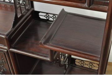 和製ビンテージ　指物家具　紫檀(シタン)材　梅に鶯(ウグイス)の彫刻と透かし彫りが素敵な漆塗りの茶棚(飾り棚、違い棚、収納棚、戸棚、ヴィンテージ)(R-079946)