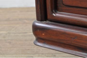 和製ビンテージ　指物家具　紫檀(シタン)材　梅に鶯(ウグイス)の彫刻と透かし彫りが素敵な漆塗りの茶棚(飾り棚、違い棚、収納棚、戸棚、ヴィンテージ)(R-079946)