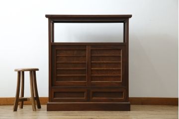 中古　美品!!　九州民芸家具　欅(ケヤキ)材　引き出し2杯付き　表情豊かな木目が魅力的なモダンデザインの茶棚(飾り棚、戸棚、収納棚、サイドキャビネット)(R-079948)