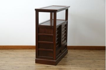 中古　美品!!　九州民芸家具　欅(ケヤキ)材　引き出し2杯付き　表情豊かな木目が魅力的なモダンデザインの茶棚(飾り棚、戸棚、収納棚、サイドキャビネット)(R-079948)