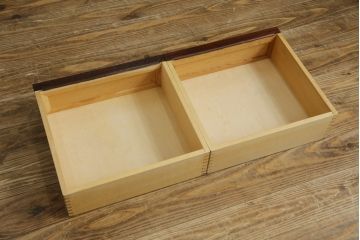 中古　美品!!　九州民芸家具　欅(ケヤキ)材　引き出し2杯付き　表情豊かな木目が魅力的なモダンデザインの茶棚(飾り棚、戸棚、収納棚、サイドキャビネット)(R-079948)