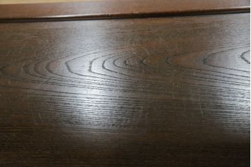 中古　美品!!　九州民芸家具　欅(ケヤキ)材　引き出し2杯付き　表情豊かな木目が魅力的なモダンデザインの茶棚(飾り棚、戸棚、収納棚、サイドキャビネット)(R-079948)