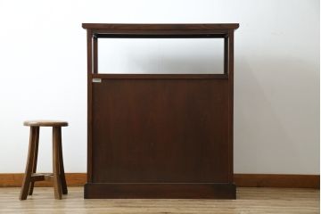 中古　美品!!　九州民芸家具　欅(ケヤキ)材　引き出し2杯付き　表情豊かな木目が魅力的なモダンデザインの茶棚(飾り棚、戸棚、収納棚、サイドキャビネット)(R-079948)