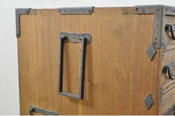 和製アンティーク　上手物!!　特注品　総桐材　厚手金具　新潟　渋い風合いが魅力的な真鍮金具の時代箪笥(収納タンス、衣装箪笥、整理たんす、引き出し)(R-079949)