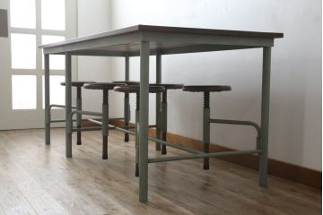 中古　ラフジュ工房オリジナル　ペイント　ヴィンテージ感漂うレトロなデザインの格納スツール6脚付き鉄脚テーブル(6人掛け、6P、ダイニングテーブル、作業台、ワークテーブル)(R-079952)