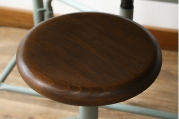 中古　ラフジュ工房オリジナル　ペイント　ヴィンテージ感漂うレトロなデザインの格納スツール6脚付き鉄脚テーブル(6人掛け、6P、ダイニングテーブル、作業台、ワークテーブル)(R-079952)