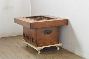 和製アンティーク　美品　総欅(ケヤキ)材　和の情緒豊かな佇まいが魅力の関西火鉢(囲炉裏、座卓、木製火鉢、長火鉢、ローテーブル)(R-079953)