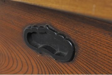 和製アンティーク　美品　総欅(ケヤキ)材　和の情緒豊かな佇まいが魅力の関西火鉢(囲炉裏、座卓、木製火鉢、長火鉢、ローテーブル)(R-079953)