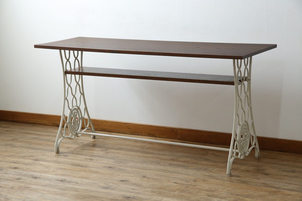 イギリスアンティーク　SINGER(シンガー)社　カフェ風インテリアにもおすすめの棚付きミシンテーブル　(R-079956)