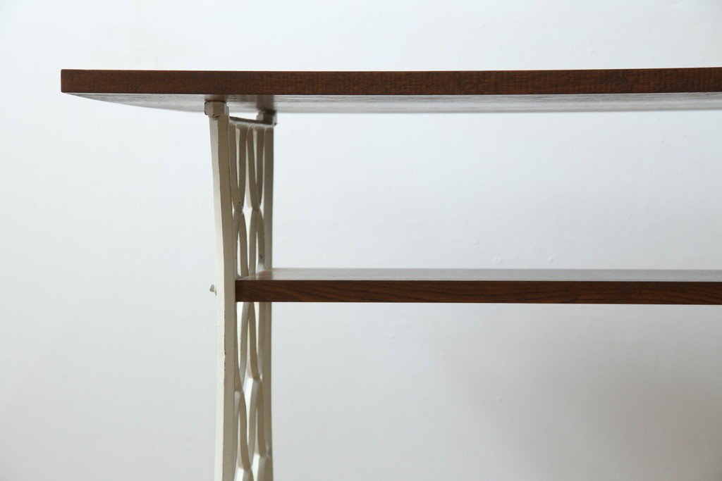 イギリスアンティーク　SINGER(シンガー)社　カフェ風インテリアにもおすすめの棚付きミシンテーブル　(R-079956)