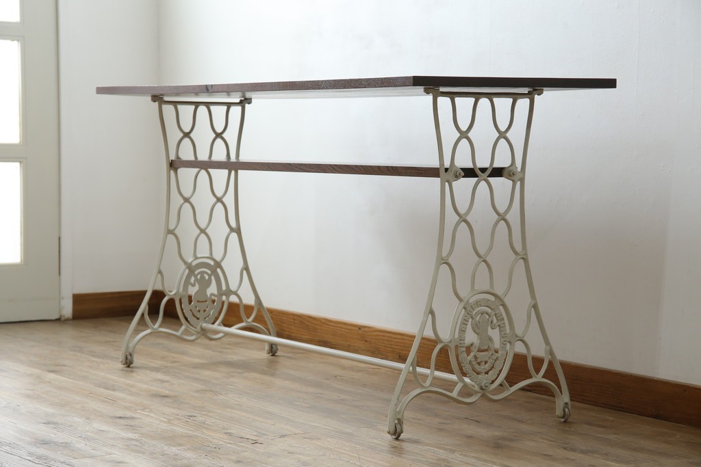 イギリスアンティーク　SINGER(シンガー)社　カフェ風インテリアにもおすすめの棚付きミシンテーブル　(R-079956)