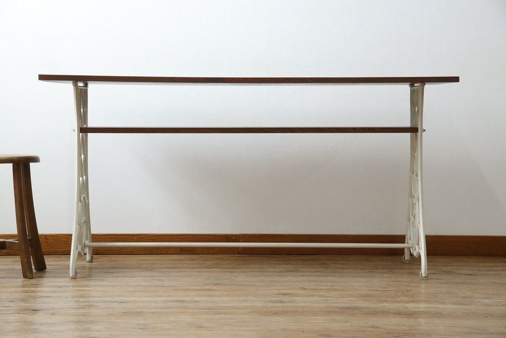 イギリスアンティーク　SINGER(シンガー)社　カフェ風インテリアにもおすすめの棚付きミシンテーブル　(R-079956)