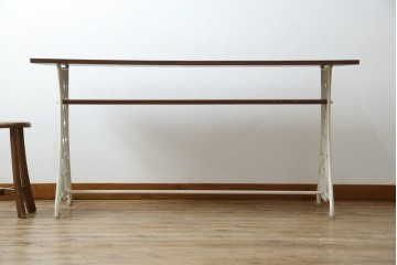 イギリスアンティーク　SINGER(シンガー)社　カフェ風インテリアにもおすすめの棚付きミシンテーブル　(R-079956)