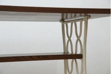 イギリスアンティーク　SINGER(シンガー)社　カフェ風インテリアにもおすすめの棚付きミシンテーブル　(R-079956)