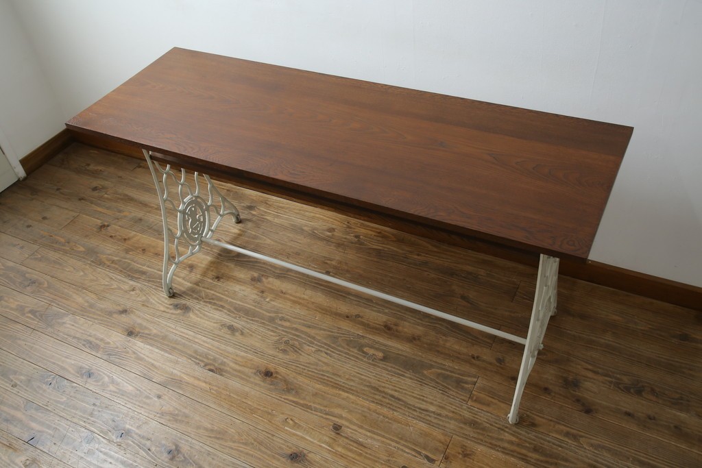 イギリスアンティーク　SINGER(シンガー)社　カフェ風インテリアにもおすすめの棚付きミシンテーブル　(R-079956)