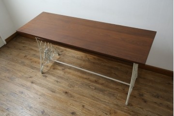 イギリスアンティーク　SINGER(シンガー)社　カフェ風インテリアにもおすすめの棚付きミシンテーブル　(R-079956)