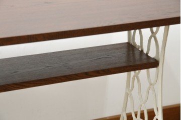 イギリスアンティーク　SINGER(シンガー)社　カフェ風インテリアにもおすすめの棚付きミシンテーブル　(R-079956)