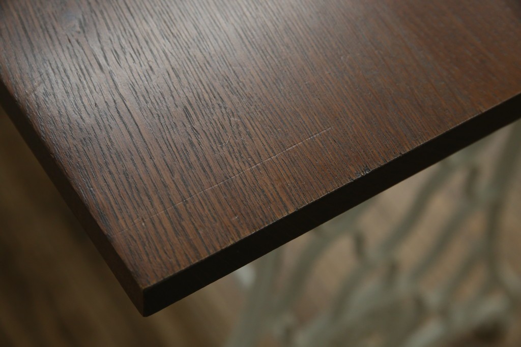 イギリスアンティーク　SINGER(シンガー)社　カフェ風インテリアにもおすすめの棚付きミシンテーブル　(R-079956)