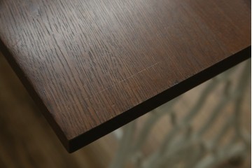 イギリスアンティーク　SINGER(シンガー)社　カフェ風インテリアにもおすすめの棚付きミシンテーブル　(R-079956)