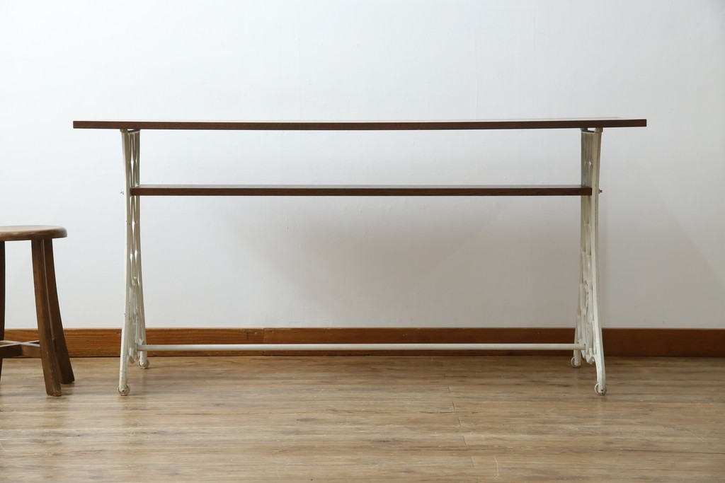 イギリスアンティーク　SINGER(シンガー)社　カフェ風インテリアにもおすすめの棚付きミシンテーブル　(R-079956)