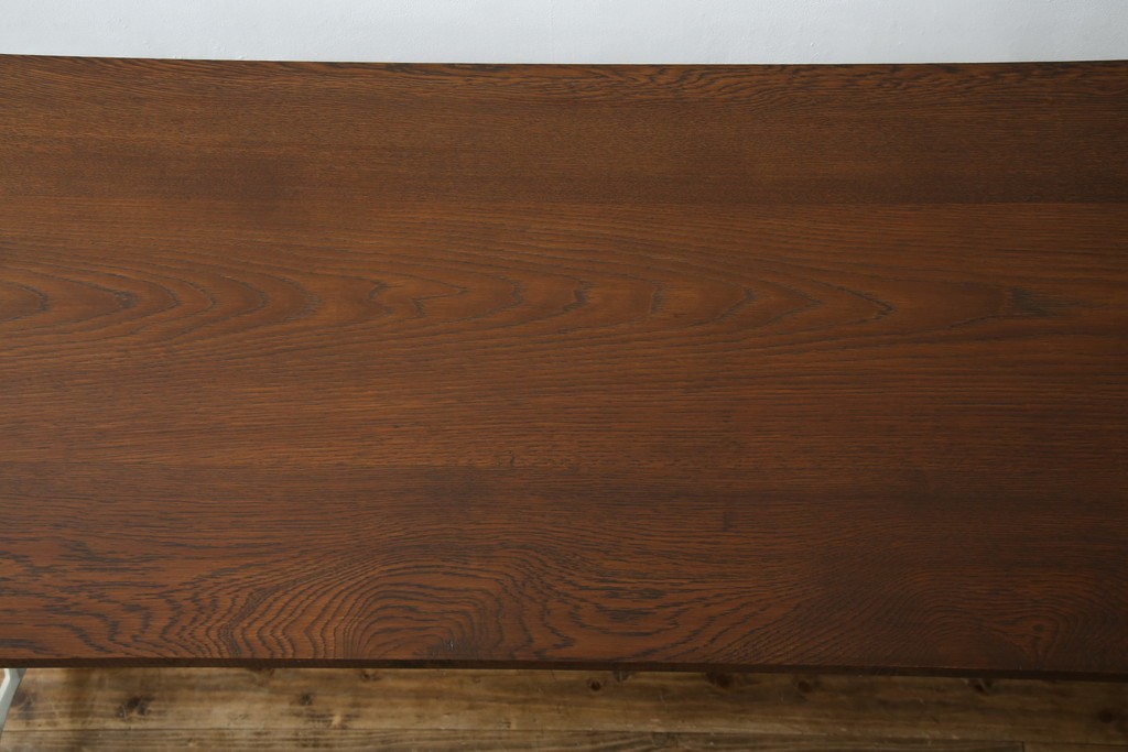 イギリスアンティーク　SINGER(シンガー)社　カフェ風インテリアにもおすすめの棚付きミシンテーブル　(R-079956)