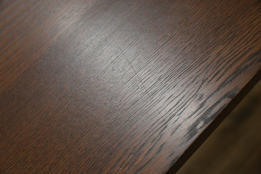 イギリスアンティーク　SINGER(シンガー)社　カフェ風インテリアにもおすすめの棚付きミシンテーブル　(R-079956)