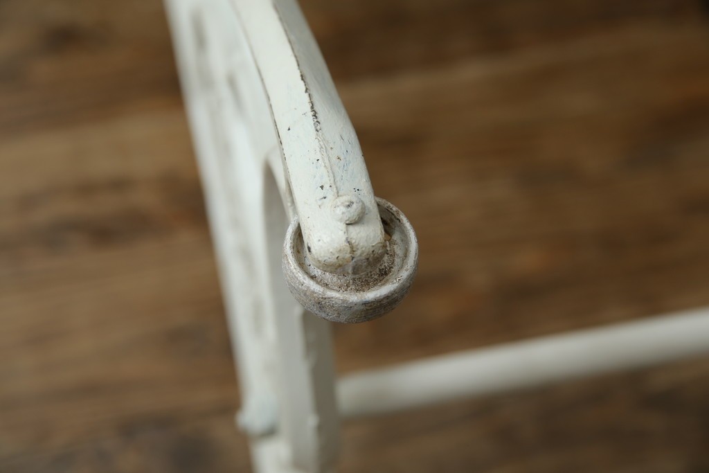 イギリスアンティーク　SINGER(シンガー)社　カフェ風インテリアにもおすすめの棚付きミシンテーブル　(R-079956)