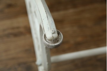 イギリスアンティーク　SINGER(シンガー)社　カフェ風インテリアにもおすすめの棚付きミシンテーブル　(R-079956)