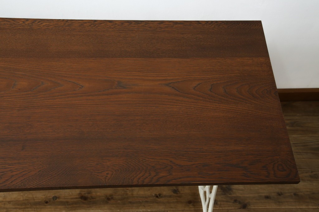 イギリスアンティーク　SINGER(シンガー)社　カフェ風インテリアにもおすすめの棚付きミシンテーブル　(R-079956)