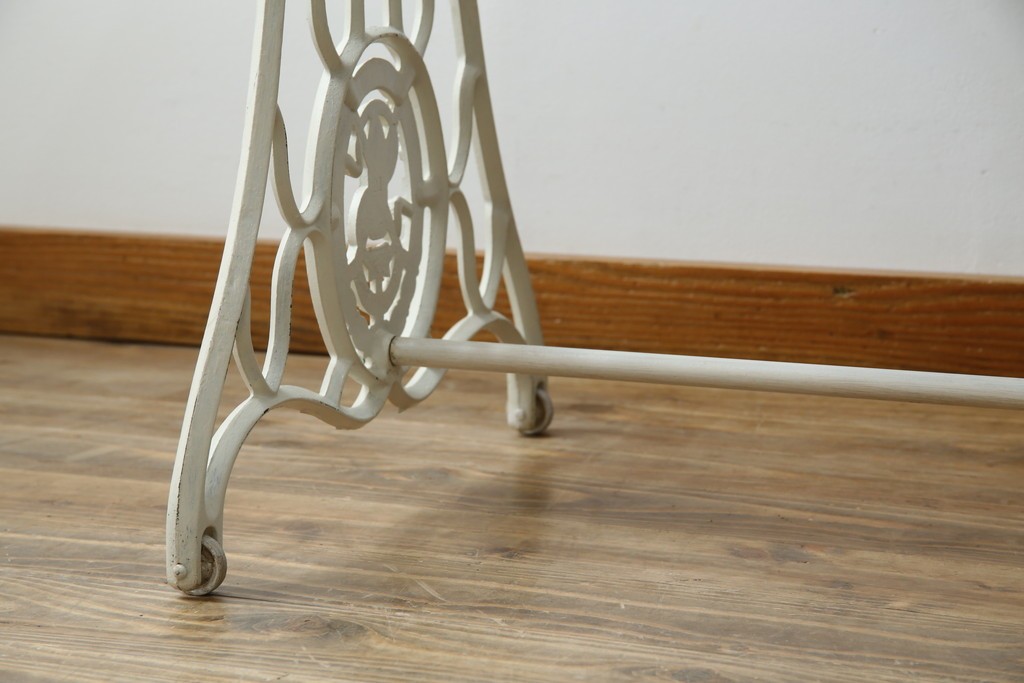 イギリスアンティーク　SINGER(シンガー)社　カフェ風インテリアにもおすすめの棚付きミシンテーブル　(R-079956)