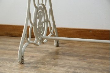 イギリスアンティーク　SINGER(シンガー)社　カフェ風インテリアにもおすすめの棚付きミシンテーブル　(R-079956)