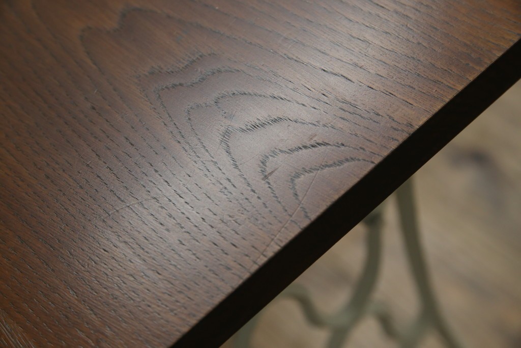 イギリスアンティーク　SINGER(シンガー)社　カフェ風インテリアにもおすすめの棚付きミシンテーブル　(R-079956)