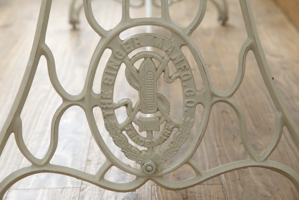 イギリスアンティーク　SINGER(シンガー)社　カフェ風インテリアにもおすすめの棚付きミシンテーブル　(R-079956)