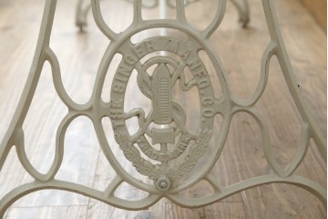 イギリスアンティーク　SINGER(シンガー)社　カフェ風インテリアにもおすすめの棚付きミシンテーブル　(R-079956)